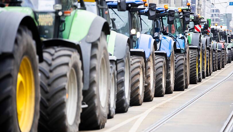 Die Koalition will Steuerbegünstigungen für Landwirte beim Agrardiesel schrittweise abschaffen. Die Koalition will Steuerbegünstigungen für Landwirte beim Agrardiesel schrittweise abschaffen.
