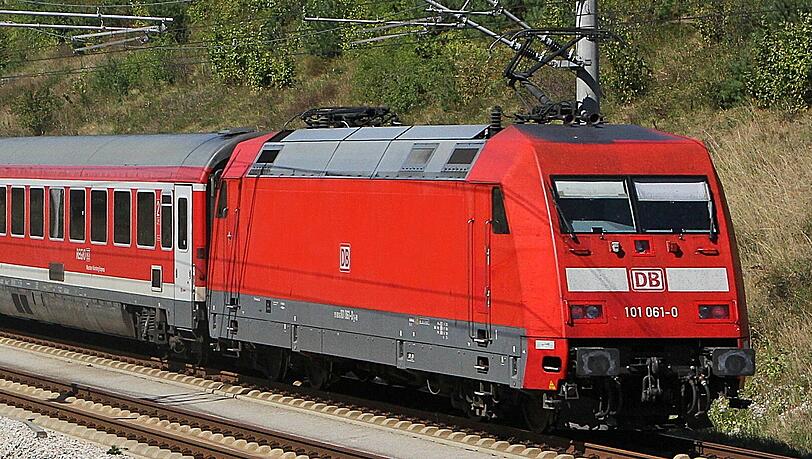 Ein Regionalexpress fuhr über die massiven Platten. Verletzt wurde niemand, die Bundespolizei entfernte die Hindernisse. (Symbolbild) Ein Regionalexpress fuhr über die massiven Platten. Verletzt wurde niemand, die Bundespolizei entfernte die Hindernisse. (Symbolbild)