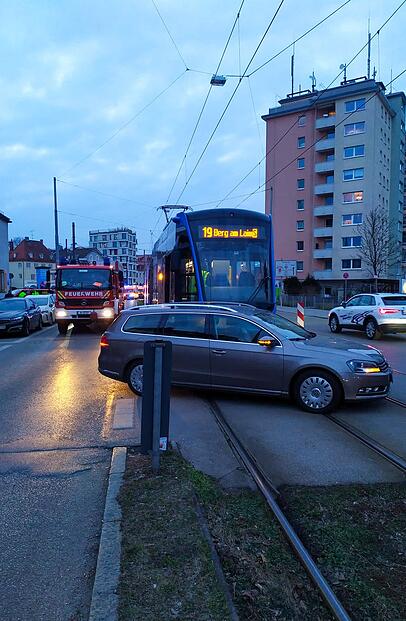 Eine Seniorin (81) hat beim Abbiegen eine heranfahrende Tram übersehen. Sie und ihre Beifahrerin haben sich leicht verletzt. Eine Seniorin (81) hat beim Abbiegen eine heranfahrende Tram übersehen. Sie und ihre Beifahrerin haben sich leicht verletzt.