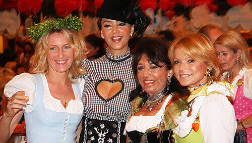 Gaudi und Glamour satt (v. l.): „Tatort“-Star Maria Furtwängler, Eigenvermarktungs-Profi Verona Pooth, Gastgeberin Regine Sixt und Film-Schätzchen Uschi Glas zeigen, wie viel Spaß Frauen ohne ihre Männer haben können – und sei es für ein paar Stunden. Gaudi und Glamour satt (v. l.): „Tatort“-Star Maria Furtwängler, Eigenvermarktungs-Profi Verona Pooth, Gastgeberin Regine Sixt und Film-Schätzchen Uschi Glas zeigen, wie viel Spaß Frauen ohne ihre Männer haben können – und sei es für ein paar Stunden.