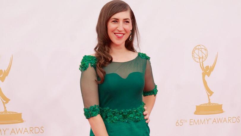 Mayim Bialik bei einem Auftritt auf dem roten Teppich. Mayim Bialik bei einem Auftritt auf dem roten Teppich.