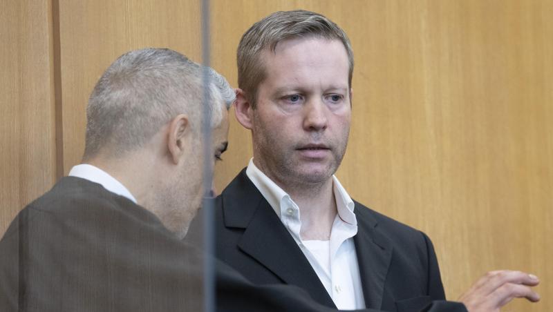 Der Hauptangeklagte im Mordfall Lübcke, Stephan Ernst (r), spricht vor der Sommerpause Anfang Juli mit seinem Verteidiger. Der Hauptangeklagte im Mordfall Lübcke, Stephan Ernst (r), spricht vor der Sommerpause Anfang Juli mit seinem Verteidiger.