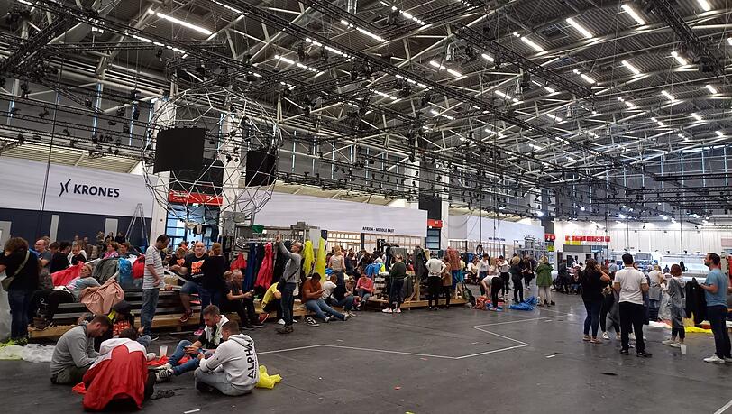 Regen in Riem: Tausende Helene-Fischer-Fans suchen Schutz in der Messehalle. Regen in Riem: Tausende Helene-Fischer-Fans suchen Schutz in der Messehalle.