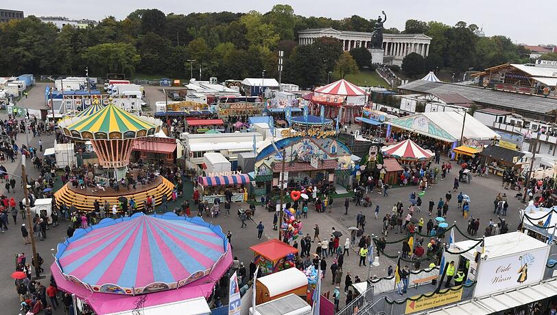 Wegen des Zentral-Landwirtschaftsfestes hätte die Oide Wiesn 2024 pausieren sollen. Nun wird sie im September aber doch in gewohnter Größe aufgebaut. Wegen des Zentral-Landwirtschaftsfestes hätte die Oide Wiesn 2024 pausieren sollen. Nun wird sie im September aber doch in gewohnter Größe aufgebaut.