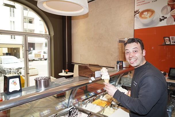 Cosimo Dibello in seiner Gelateria Dibello in der Hans-Mielich-Straße. Cosimo Dibello in seiner Gelateria Dibello in der Hans-Mielich-Straße.