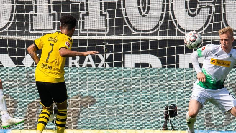 Jadon Sancho (l) trifft zum 1:0 in Gladbach. Jadon Sancho (l) trifft zum 1:0 in Gladbach.
