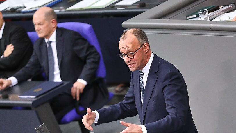 Friedrich Merz (re.) und Olaf Scholz werden sich im TV-Duell beweisen müssen. Friedrich Merz (re.) und Olaf Scholz werden sich im TV-Duell beweisen müssen.