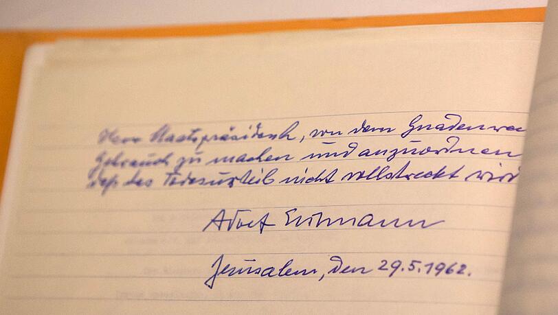 Das von Adolf Eichmann unterschriebene Gnaden-Ersuch, das die israelische Regierung nun veröffentlicht hat. Das von Adolf Eichmann unterschriebene Gnaden-Ersuch, das die israelische Regierung nun veröffentlicht hat.
