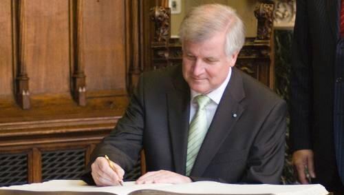 Ministerpräsident Horst Seehofer (CSU) trägt sich in das Goldene Buch der Stadt München ein. Ministerpräsident Horst Seehofer (CSU) trägt sich in das Goldene Buch der Stadt München ein.