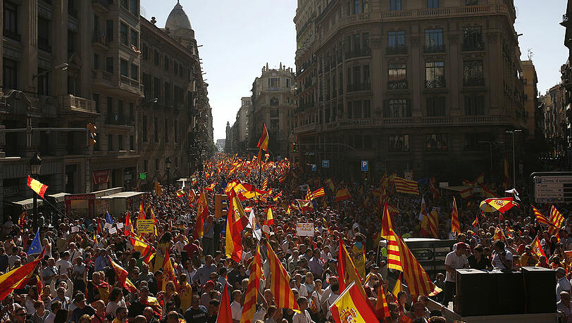 Menschen demonstrieren in Barcelona für die spanische Einheit. Menschen demonstrieren in Barcelona für die spanische Einheit.