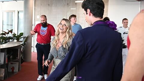 Schlagerstar Beatrice Egli zu Besuch bei den Männermodels von "GNTM". Für ihr neues Musikvideo sucht sie ein Model mit Schauspieltalent. Schlagerstar Beatrice Egli zu Besuch bei den Männermodels von "GNTM". Für ihr neues Musikvideo sucht sie ein Model mit Schauspieltalent.