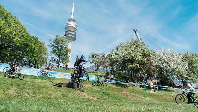 Gravel und E-MTB liegen voll im Trend – auch im E-Bike-Segment. Passend dazu bringen zahlreiche Aussteller ihre neuesten Modelle und Innovationen mit nach München, zum Testen und Ausprobieren. Gravel und E-MTB liegen voll im Trend – auch im E-Bike-Segment. Passend dazu bringen zahlreiche Aussteller ihre neuesten Modelle und Innovationen mit nach München, zum Testen und Ausprobieren.