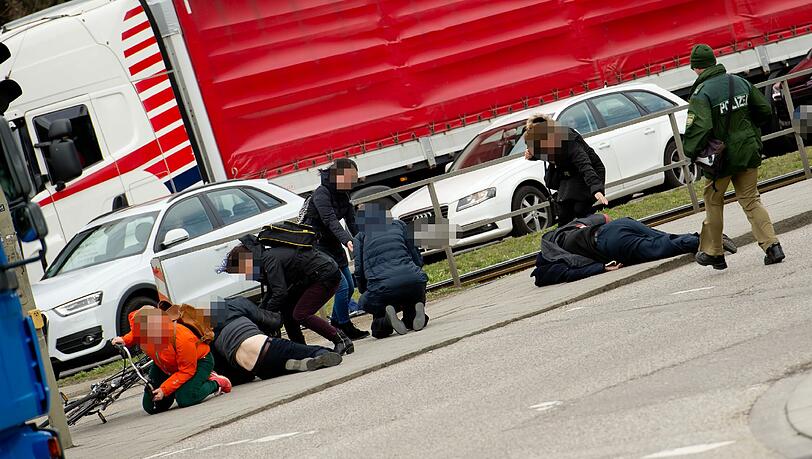 Sturm Niklas ist so kraftvoll, dass sich Passanten nicht mehr auf den Beinen halten können. Sturm Niklas ist so kraftvoll, dass sich Passanten nicht mehr auf den Beinen halten können.
