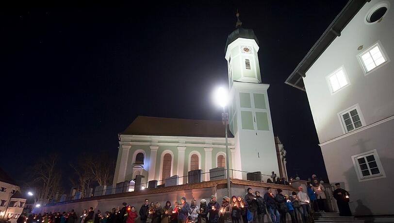 Entlang der Kirchenmauer der Pfarrkirche St. Martin hatten sich die Teilnehmer bei der Lichterkette aufgestellt. Entlang der Kirchenmauer der Pfarrkirche St. Martin hatten sich die Teilnehmer bei der Lichterkette aufgestellt.