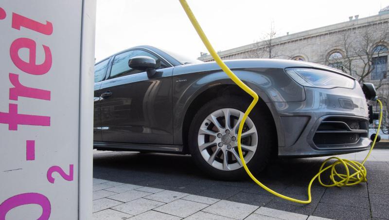 Laut einer Studie könnten im Jahr 2030 weltweit erstmals mehr E-Autos als Verbrenner verkauft werden. Laut einer Studie könnten im Jahr 2030 weltweit erstmals mehr E-Autos als Verbrenner verkauft werden.