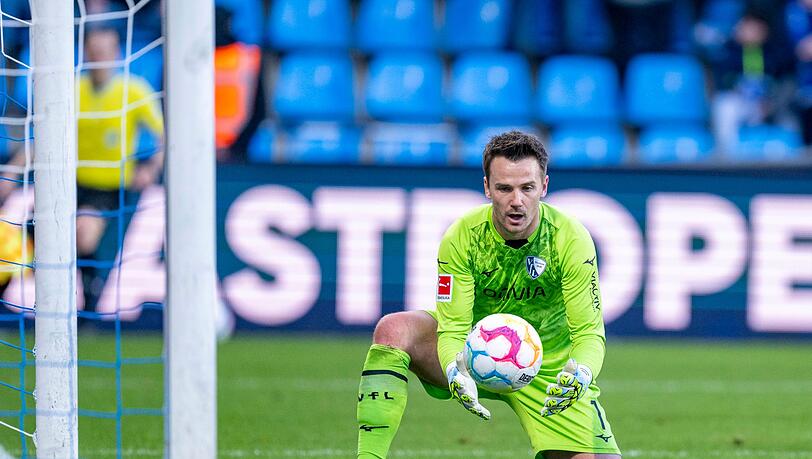 Bochums Torwart Manuel Riemann war nach der Niederlage gegen Stuttgart mit Fans aneinandergeraten. Bochums Torwart Manuel Riemann war nach der Niederlage gegen Stuttgart mit Fans aneinandergeraten.