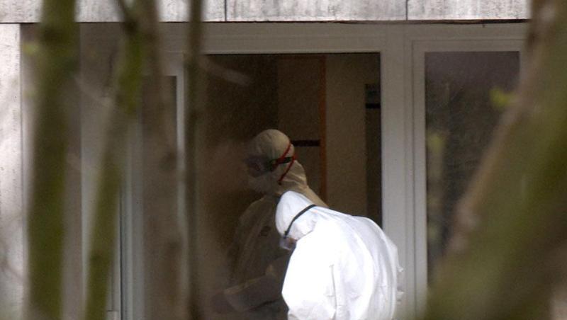 In Schutzkleidung steht eine Pflegekraft am Hanns-Lilje-Heim in Wolfsburg. In Schutzkleidung steht eine Pflegekraft am Hanns-Lilje-Heim in Wolfsburg.