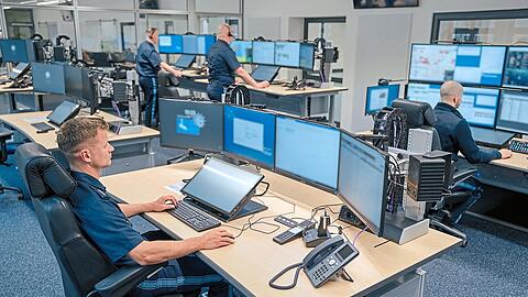 Modernste Kommunikationstechnik bestimmt das Arbeitsbild in der nagelneuen Einsatzzentrale im Münchner Polizeipräsidium. 3.230.000 Euro hat die Modernisierung gekostet. Alleine ein ergonomisch geformter Bürostuhl schlägt mit 1800 Euro zu Buche. Modernste Kommunikationstechnik bestimmt das Arbeitsbild in der nagelneuen Einsatzzentrale im Münchner Polizeipräsidium. 3.230.000 Euro hat die Modernisierung gekostet. Alleine ein ergonomisch geformter Bürostuhl schlägt mit 1800 Euro zu Buche.