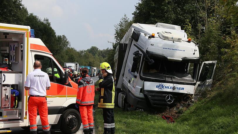 Der Wagen wurde bei dem Zusammenstoß mit dem Lkw regelrecht in seine Einzelteile zerissen. Der Wagen wurde bei dem Zusammenstoß mit dem Lkw regelrecht in seine Einzelteile zerissen.