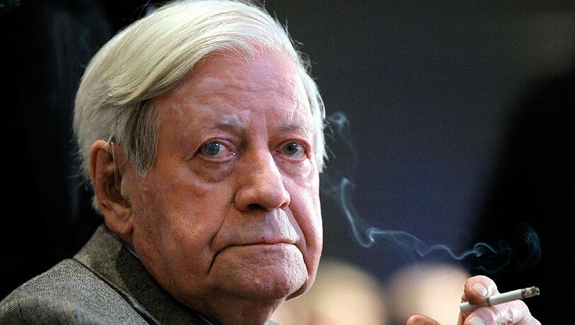 Helmut Schmidt raucht wieder. Seine OP vor gut drei Wochen hat der Altkanzler gut überstanden. Helmut Schmidt raucht wieder. Seine OP vor gut drei Wochen hat der Altkanzler gut überstanden.