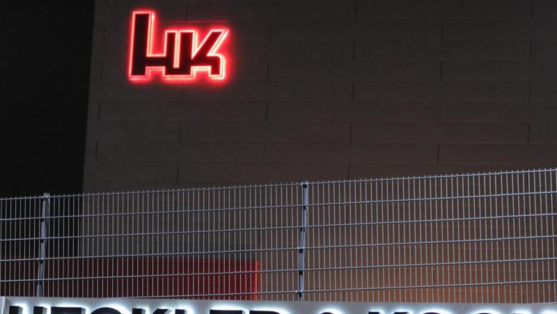Das Logo des Waffenherstellers Heckler & Koch, aufgenommen am Stammsitz im baden-württembergischen Oberndorf. Das Logo des Waffenherstellers Heckler & Koch, aufgenommen am Stammsitz im baden-württembergischen Oberndorf.
