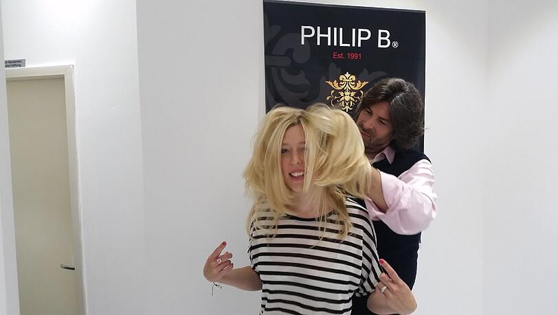 Der Mann, dem die Haare vertrauen: Philip B. mit AZ-Reporterin Kimberly Hoppe. Der Mann, dem die Haare vertrauen: Philip B. mit AZ-Reporterin Kimberly Hoppe.
