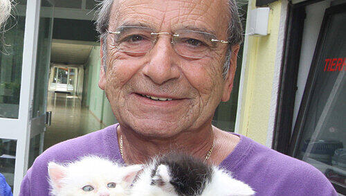Tierheimleiter Denny Baruch mit zweien seiner Schützlinge. Tierheimleiter Denny Baruch mit zweien seiner Schützlinge.