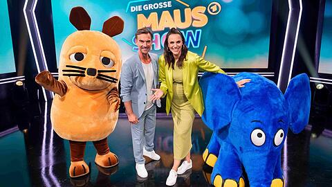 Esther Sedlaczek posierte Anfang Mai beim Fotoshooting im Rahmen der Generalprobe für "Die große Maus-Show" mit Florian Silbereisen und den Walking Acts Maus und Elefant. Die Sendung läuft am Samstag, 5. Juli. Esther Sedlaczek posierte Anfang Mai beim Fotoshooting im Rahmen der Generalprobe für "Die große Maus-Show" mit Florian Silbereisen und den Walking Acts Maus und Elefant. Die Sendung läuft am Samstag, 5. Juli.
