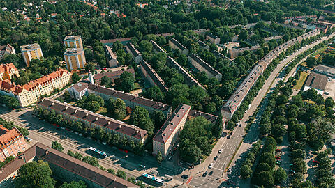 "Klimaquartier Ramersdorf" heißt das Projekt. Hier am Karl-Preis-Platz will die städtische Wohnungsbaugesellschaft über 900 Wohnungen energetisch sanieren. "Klimaquartier Ramersdorf" heißt das Projekt. Hier am Karl-Preis-Platz will die städtische Wohnungsbaugesellschaft über 900 Wohnungen energetisch sanieren.