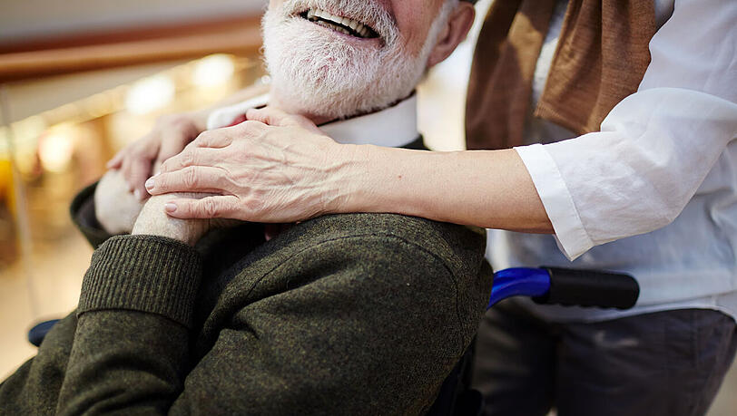 Pflege von Angehörigen: keine private Randfrage, sondern eine gesellschaftliche Aufgabe. Pflege von Angehörigen: keine private Randfrage, sondern eine gesellschaftliche Aufgabe.