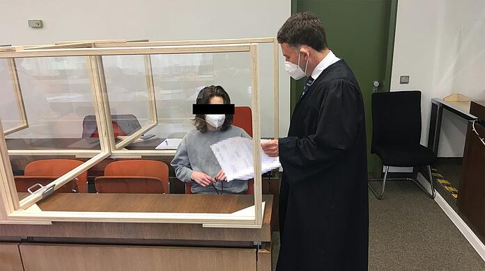 Der Angeklagte mit seinem Anwalt beim Prozessauftakt. Der Angeklagte mit seinem Anwalt beim Prozessauftakt.