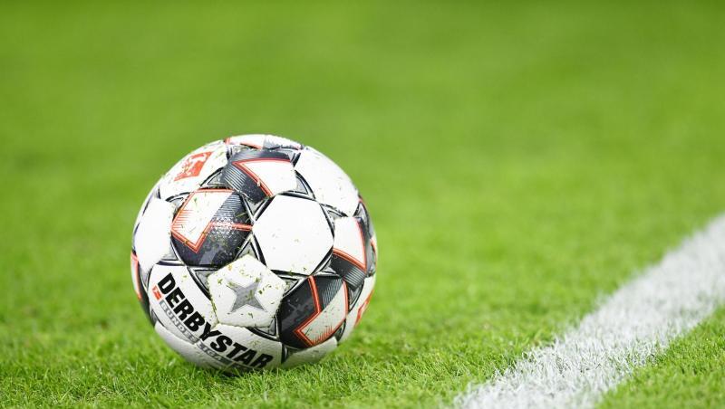 Ein Ball liegt auf dem Spielfeld. Foto: Tobias Hase/dpa/Symbolbild Ein Ball liegt auf dem Spielfeld. Foto: Tobias Hase/dpa/Symbolbild