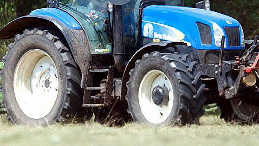 Ein Traktor ist im oberfränkischen Geroldsgrün (Landkreis Hof) in einen Garten gefahren und hat dort ein Gewächshaus zerstört. (Symbolbild) Ein Traktor ist im oberfränkischen Geroldsgrün (Landkreis Hof) in einen Garten gefahren und hat dort ein Gewächshaus zerstört. (Symbolbild)