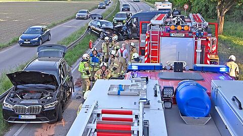 Die Bundesstraße 471 war für etwa drei Stunden komplett gesperrt. Die Bundesstraße 471 war für etwa drei Stunden komplett gesperrt.