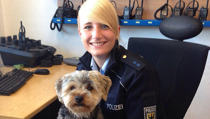 Tierische Abwechslung in der Amtsstube: Sammy auf dem Schoß einer Bundespolizei-Beamtin. Tierische Abwechslung in der Amtsstube: Sammy auf dem Schoß einer Bundespolizei-Beamtin.