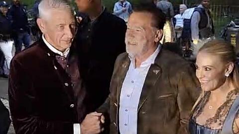Arnold Schwarzenegger mit Freundin bei seiner Ankunft im Marstall-Festzelt. Wirt Siegfried Able freut sich über den Promi-Besuch. Arnold Schwarzenegger mit Freundin bei seiner Ankunft im Marstall-Festzelt. Wirt Siegfried Able freut sich über den Promi-Besuch.