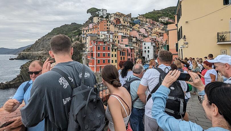Auch sehr überlaufen: Cinque Terre in Italien. Die Züge in die berühmten bunten Bergdörfer sind selbst an einem bewölkten September-Tag voll, ebenso die Gassen. Ein Foto ohne andere Touristen? Fast unmöglich. Auch sehr überlaufen: Cinque Terre in Italien. Die Züge in die berühmten bunten Bergdörfer sind selbst an einem bewölkten September-Tag voll, ebenso die Gassen. Ein Foto ohne andere Touristen? Fast unmöglich.