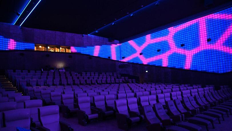 Hier kann man lustvoll vor Hören und Sehen vergehen: Der neue Astor-Saal, der zuvor ein Fernsehstudio war und jetzt den derzeit leistungsstärksten Laserprojektor und eine 80.000 Wattanlage hat. Hier kann man lustvoll vor Hören und Sehen vergehen: Der neue Astor-Saal, der zuvor ein Fernsehstudio war und jetzt den derzeit leistungsstärksten Laserprojektor und eine 80.000 Wattanlage hat.