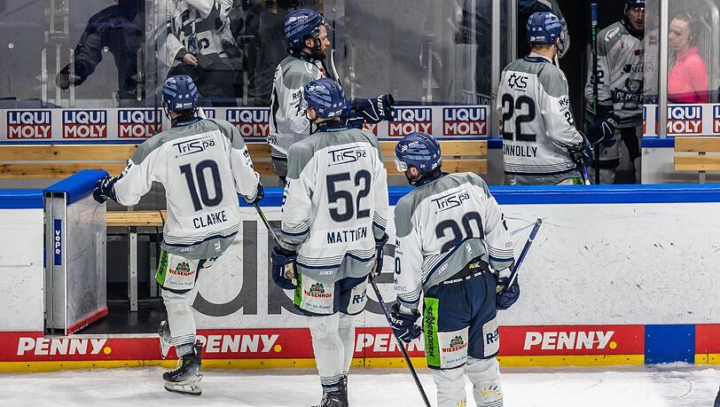 Die Spieler von Straubing Tigers verlassen nach ihrer Niederlage enttäuscht das Eis. Die Spieler von Straubing Tigers verlassen nach ihrer Niederlage enttäuscht das Eis.