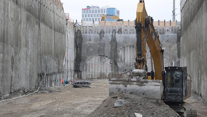 Eine Baumaschine steht schon bereit. Eine Baumaschine steht schon bereit.