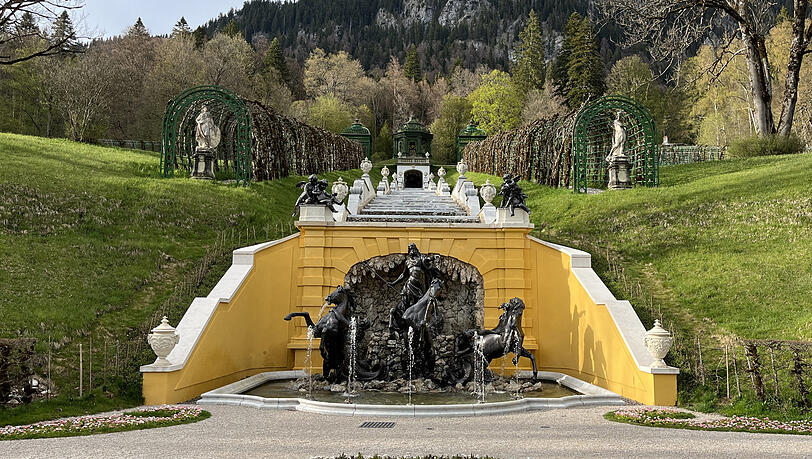 Frisch renoviert und gereinigt, leuchtet und plätschert die Kaskade im Schlosspark Linderhof nun wieder.