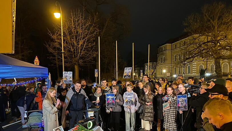 Gedenken an Alexey Navalny in München am Freitagabend. Gedenken an Alexey Navalny in München am Freitagabend.