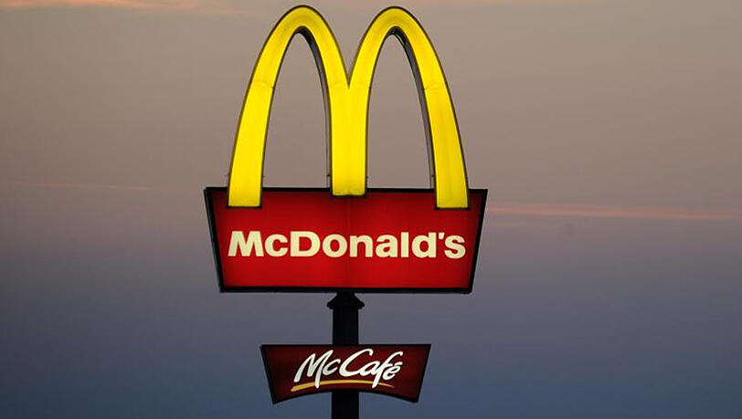 Ein Werbeschild der Restaurantkette McDonald's. Ein Werbeschild der Restaurantkette McDonald's.
