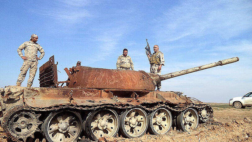 Irakische Soldaten stehen auf einem zerstörten Panzer nahe der Stadt Tikrit. Irakische Soldaten stehen auf einem zerstörten Panzer nahe der Stadt Tikrit.
