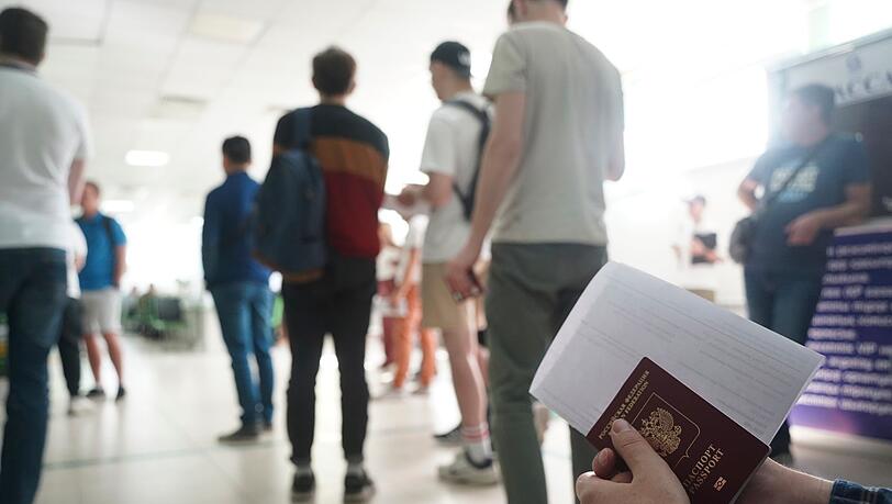 Russen warten in einem Behördenzentrum in Almaty, um eine persönliche Identifikationsnummer für Kasachstan zu erhalten. Russen warten in einem Behördenzentrum in Almaty, um eine persönliche Identifikationsnummer für Kasachstan zu erhalten.