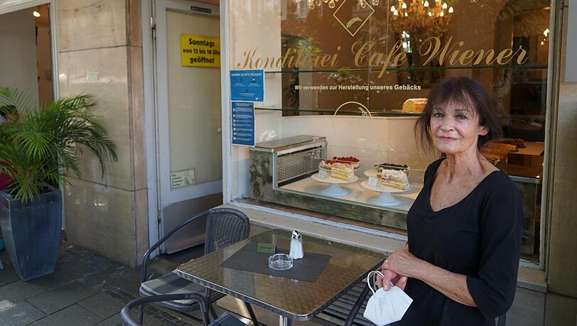 Johanna Wiener vor ihrem Café Wiener in der Reichenbachstraße. Bald wird sie hier keine Torten und Kuchen mehr verkaufen. Johanna Wiener vor ihrem Café Wiener in der Reichenbachstraße. Bald wird sie hier keine Torten und Kuchen mehr verkaufen.