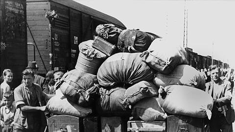 Ein Flüchtlingszug mit vertriebenen Sudetendeutschen trifft im Durchgangslager Wiesau ein. (Archivbild) Ein Flüchtlingszug mit vertriebenen Sudetendeutschen trifft im Durchgangslager Wiesau ein. (Archivbild)
