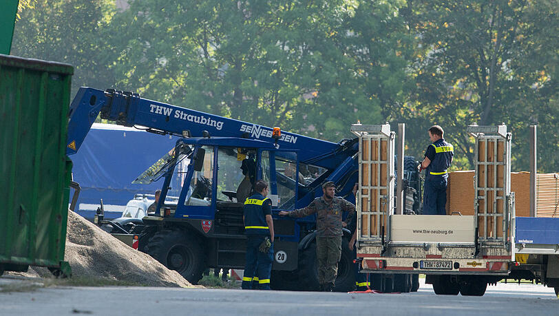Helfer vom Technischen Hilfswerk (THW) und Bundeswehrsoldaten bauen am Samstag auf dem Gelände der Gäubodenkaserne in Feldkirchen nahe Straubing (Bayern) Zelte auf. Helfer vom Technischen Hilfswerk (THW) und Bundeswehrsoldaten bauen am Samstag auf dem Gelände der Gäubodenkaserne in Feldkirchen nahe Straubing (Bayern) Zelte auf.