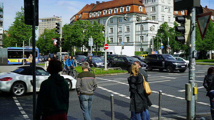 Kreuzung Landshuter Allee/Nymphenburger Straße: Keine Ampel funktioniert mehr, die Verkehrsteilnehmer mussten sich zunächst selbst arrangieren. Kreuzung Landshuter Allee/Nymphenburger Straße: Keine Ampel funktioniert mehr, die Verkehrsteilnehmer mussten sich zunächst selbst arrangieren.