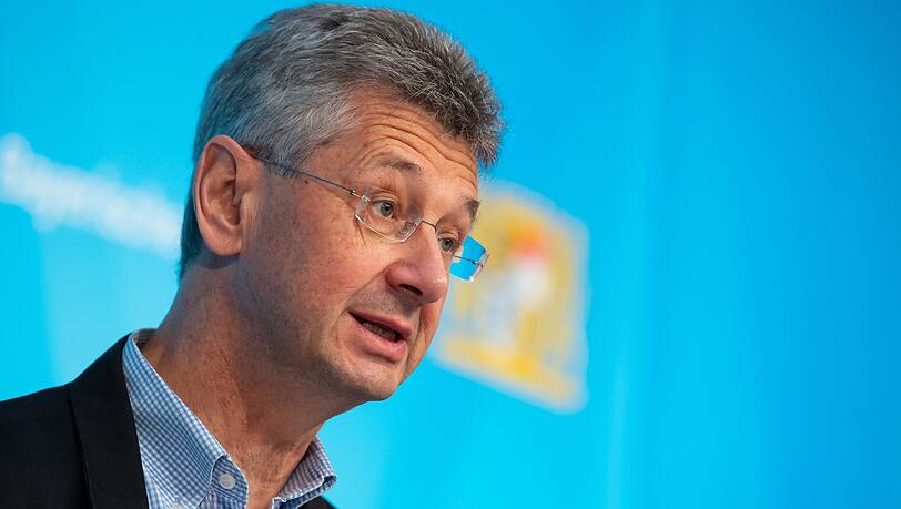 Das Schulsystem sei bereits durch die Corona-Pandemie stark belastet, neun Prozent der Lehrkräfte könnten derzeit nicht arbeiten, gibt Michael Piazolo (Freie Wähler) zu bedenken. (Archivbild) Das Schulsystem sei bereits durch die Corona-Pandemie stark belastet, neun Prozent der Lehrkräfte könnten derzeit nicht arbeiten, gibt Michael Piazolo (Freie Wähler) zu bedenken. (Archivbild)